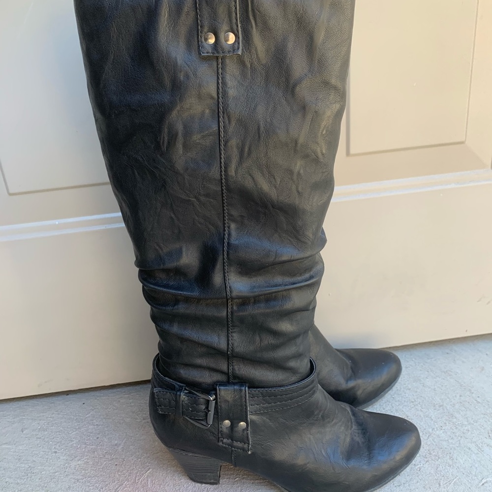 Faux leather winter heeled boots. Lined with fair fur. Super warm and cute!